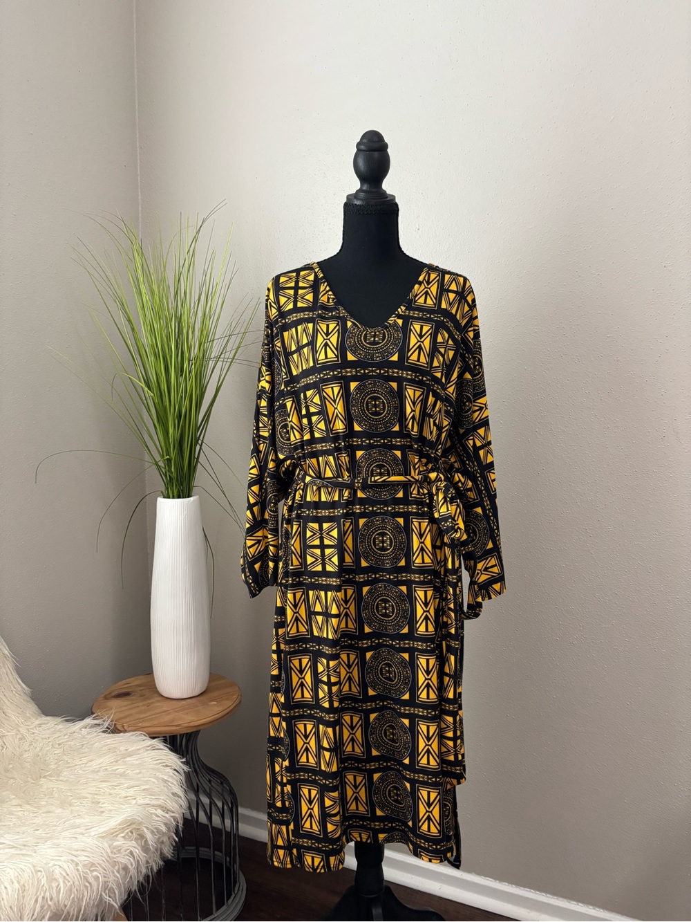 Stylish Geometric Print V-Neck Dress in Yellow and Black w/ Tie Belt